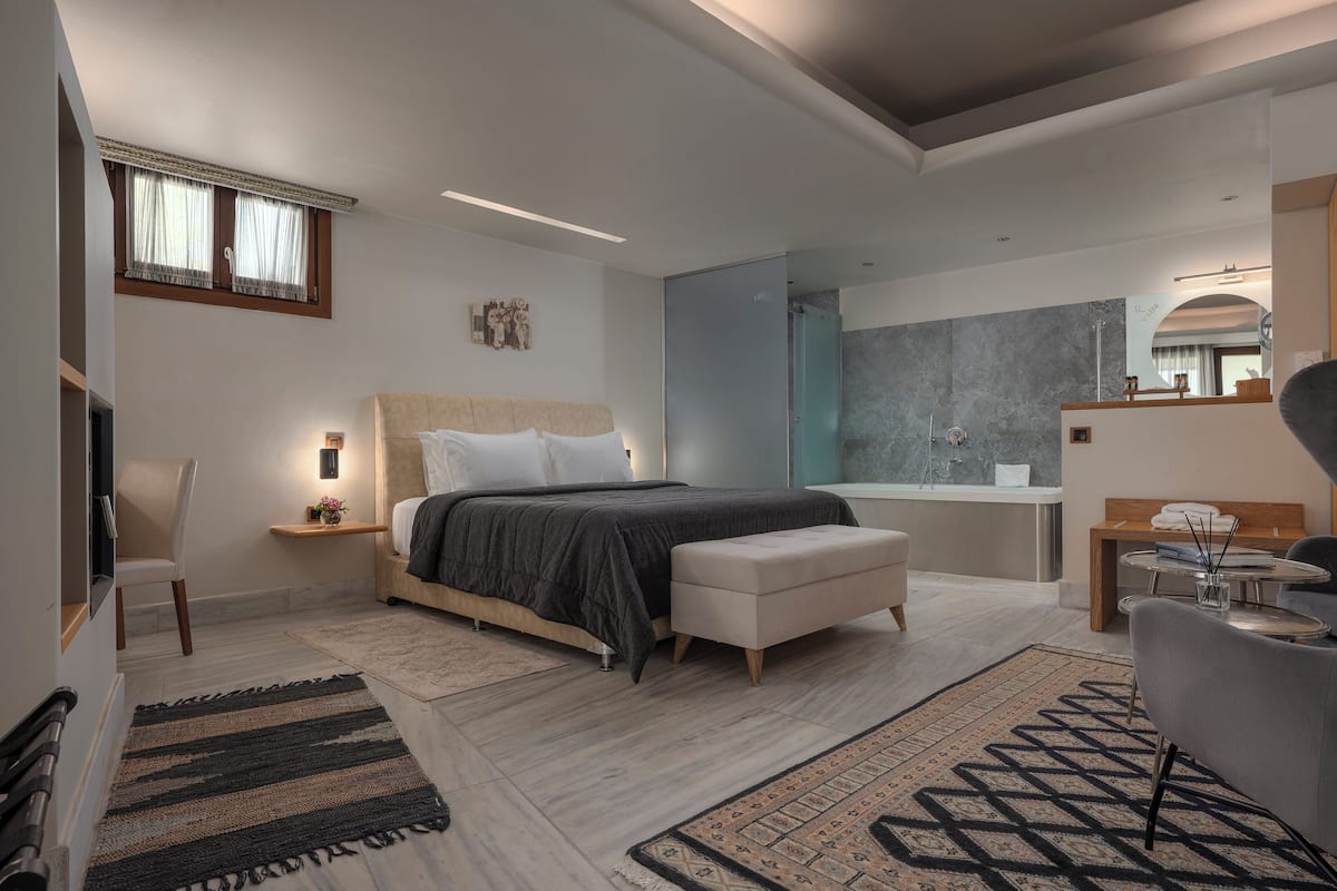 Signature Suite with Indoor Jacuzzi | 迷你吧、房內夾萬、隔音、免費 Wi-Fi