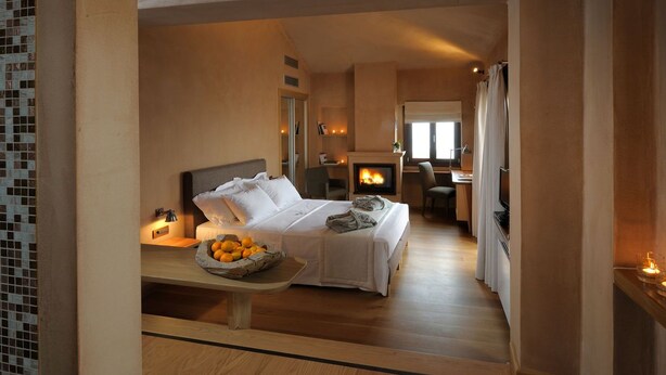 Elegant Suite with Fireplace & View | 미니바, 객실 내 금고, 방음 설비, 무료 WiFi