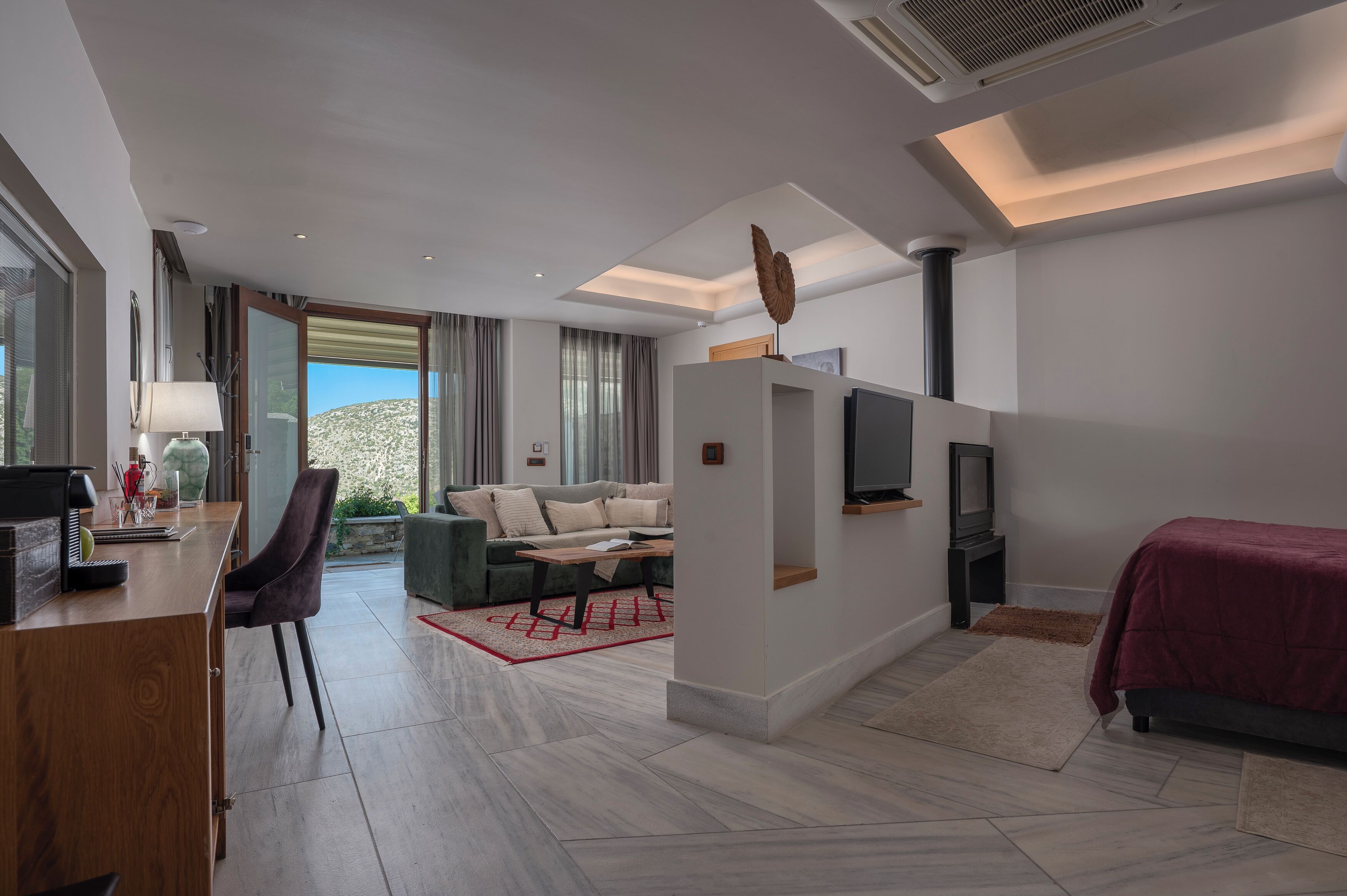 Valeni Grand Suite with Indoor Jacuzzi and Panoramic View | 객실에서 보이는 전망