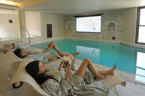 Salas de tratamiento para parejas, un sauna, una bañera de hidromasaje