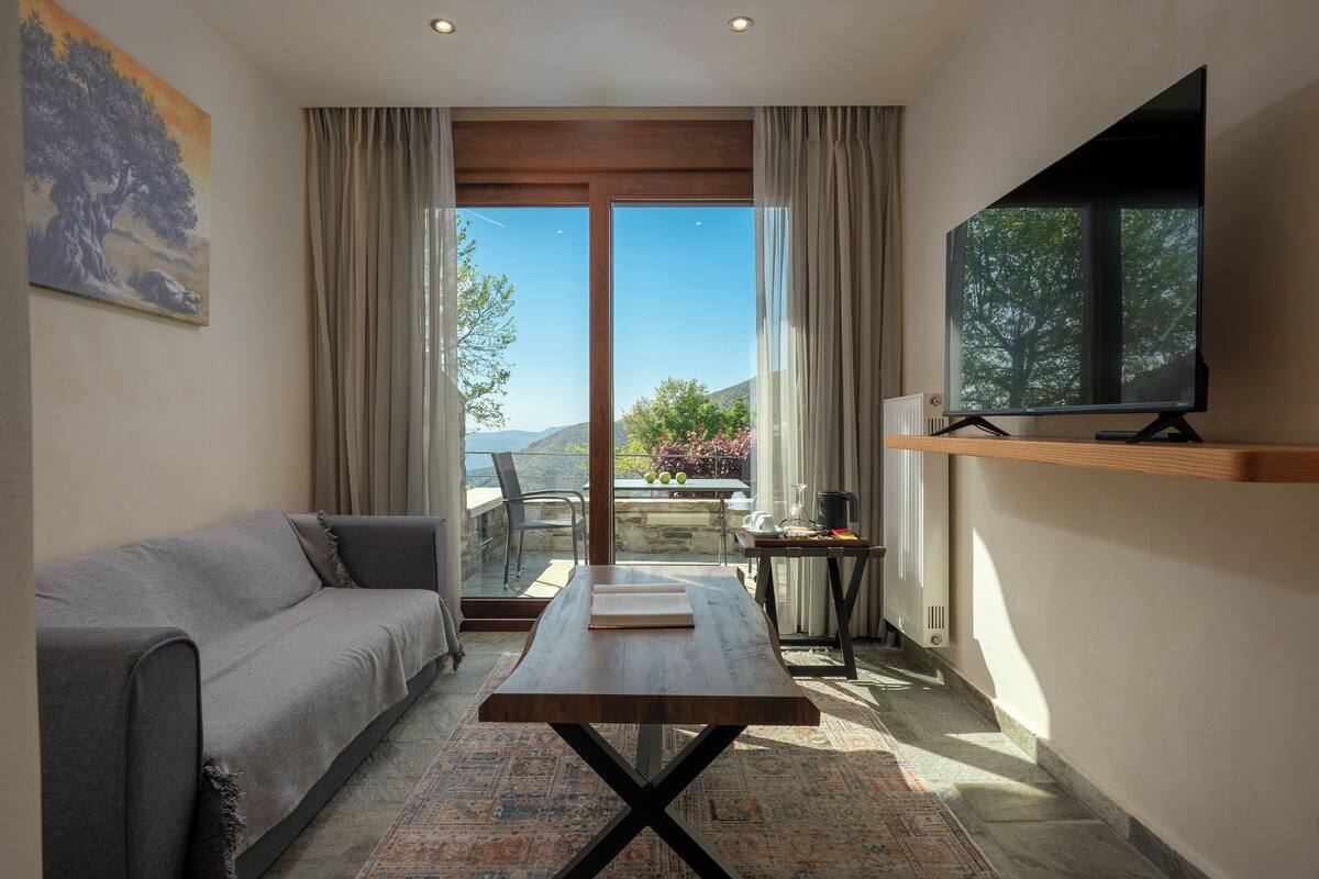 Comfort Room with Indoor Jacuzzi | 迷你吧、房內夾萬、隔音、免費 Wi-Fi