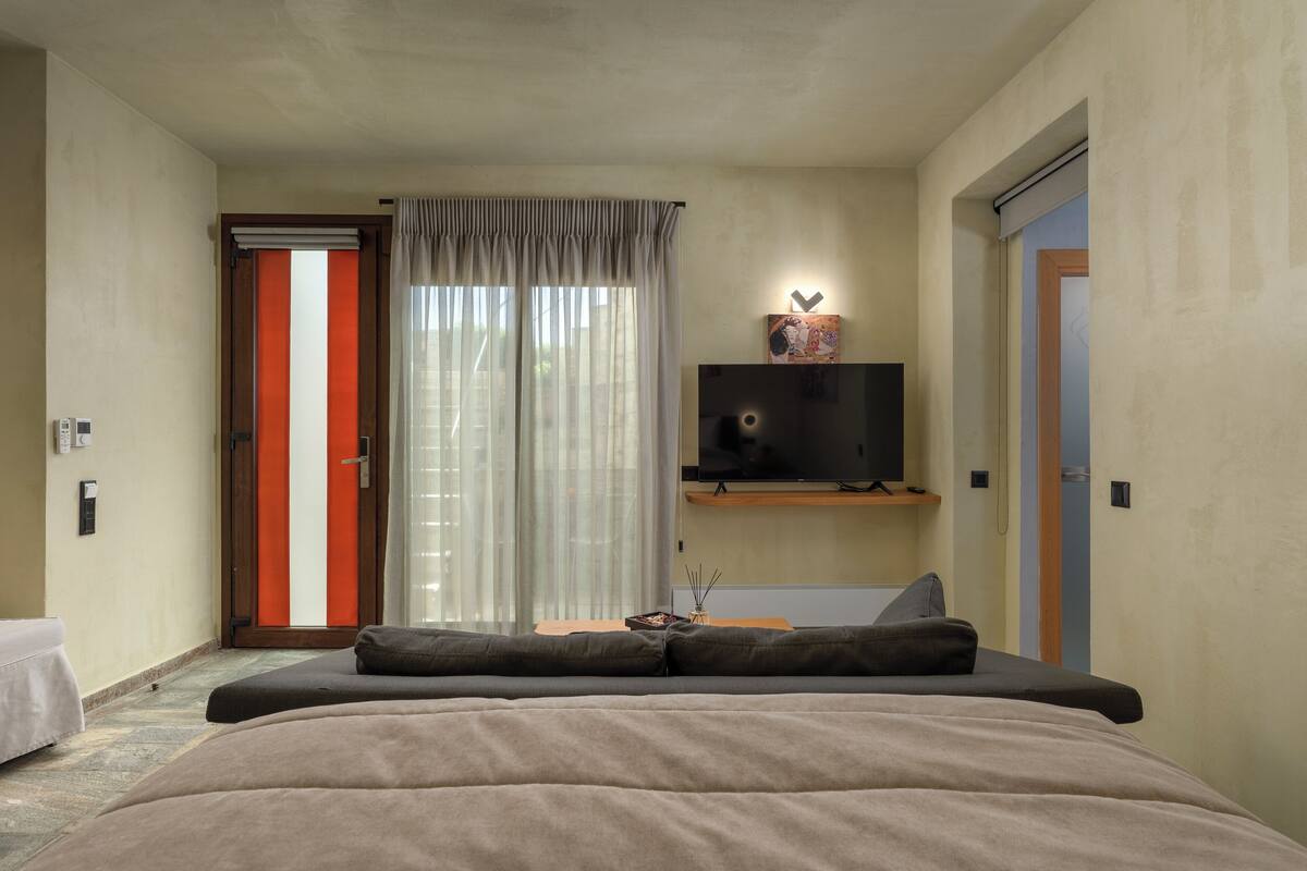 Retreat Suite with Indoor Jacuzzi | 迷你吧、房內夾萬、隔音、免費 Wi-Fi
