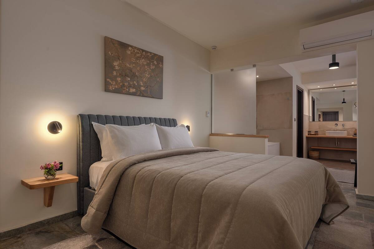 Prestige Suite with Indoor Jacuzzi | 迷你吧、房內夾萬、隔音、免費 Wi-Fi