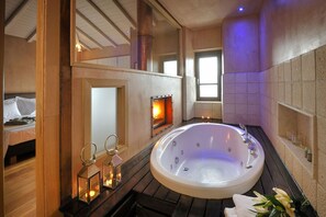 Honeymoon Suite with Indoor Jacuzzi, Fireplace and Panoramic View | 욕실 | 무료 세면용품, 헤어드라이어, 목욕가운, 슬리퍼