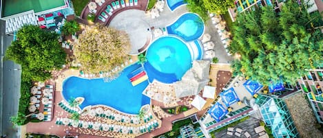 Inomhuspool och 2 utomhuspooler