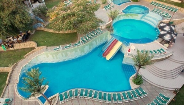 Una piscina techada, 2 piscinas al aire libre