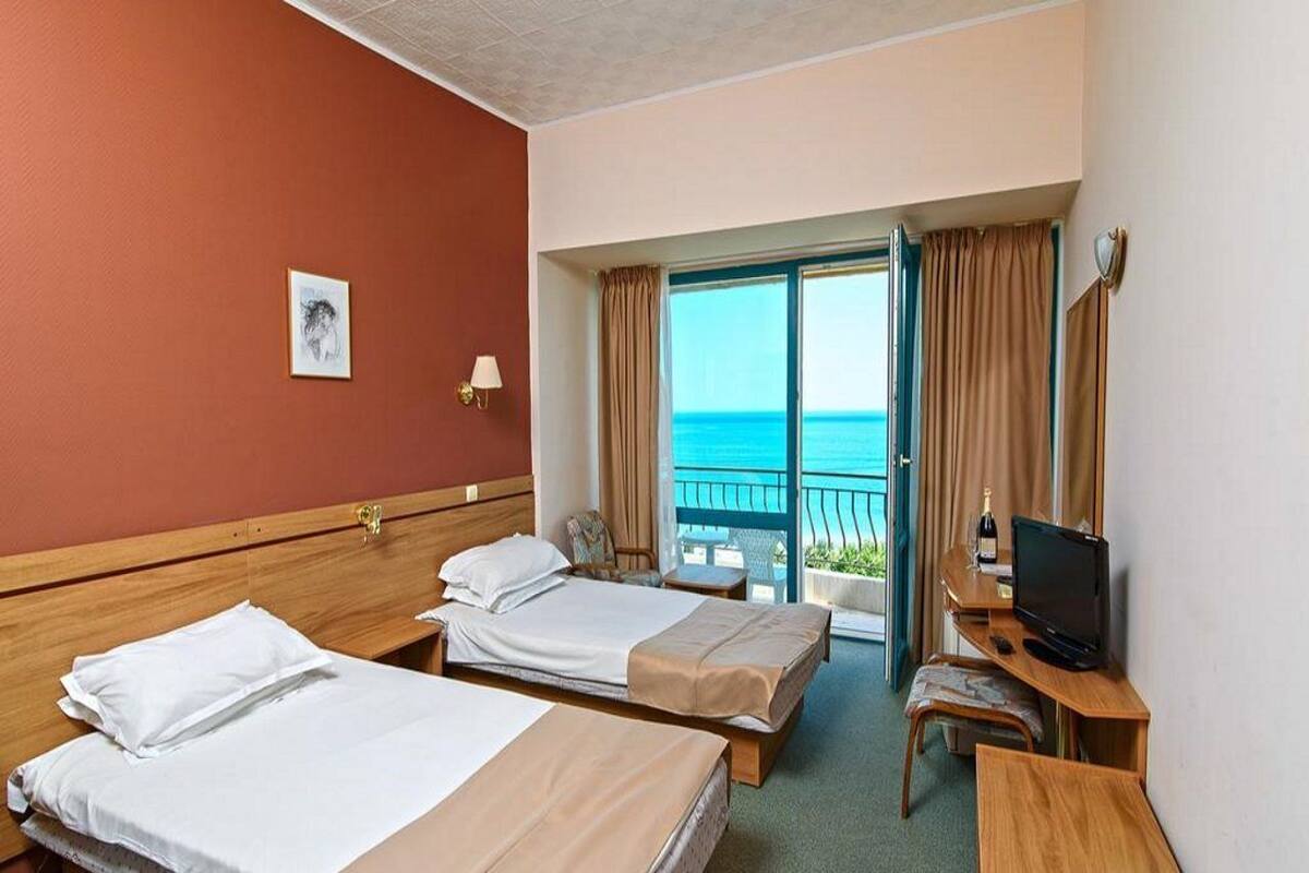 Double Room (4 people) | In-room safe, desk, iron/ironing board, WiFi