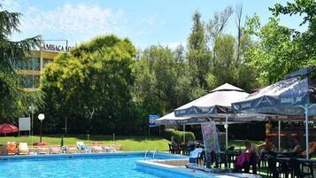 Inomhuspool och utomhuspool