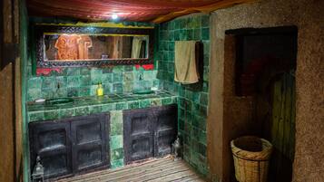 Chambre Quadruple | Salle de bain | Douche, serviettes fournies