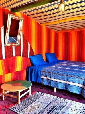 Quarto solteiro | Escrivaninha, Wi-Fi de cortesia, roupa de cama