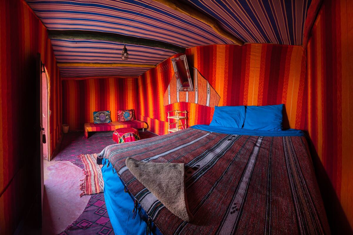 Escritorio, wifi gratis, ropa de cama