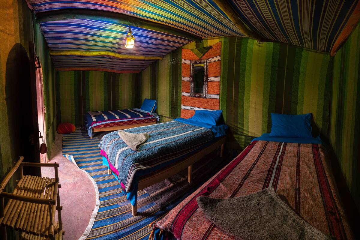 Habitación cuádruple | Escritorio, wifi gratis, ropa de cama