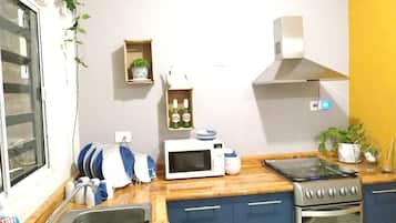 Family Condo, 2 Bedrooms, Kitchen, Corner | Dapur peribadi | Peti sejuk, ketuhar gelombang mikro, pembancuh kopi/teh