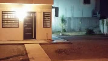 Depan hartanah - siang/malam