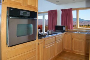 Refrigerador, microondas, cafetera/tetera, mesa de comedor