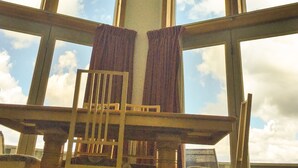 A room with large windows and a view of the sky. - Kineo View Lodge (Greenville)