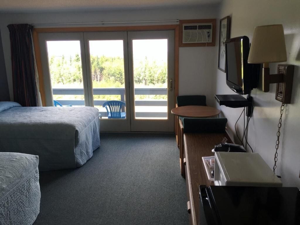 Pet Friendly Room, 2 Double Beds | Cortinas blackout, tabla de planchar con plancha, cunas y camas extra 