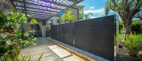 Pintu masuk properti