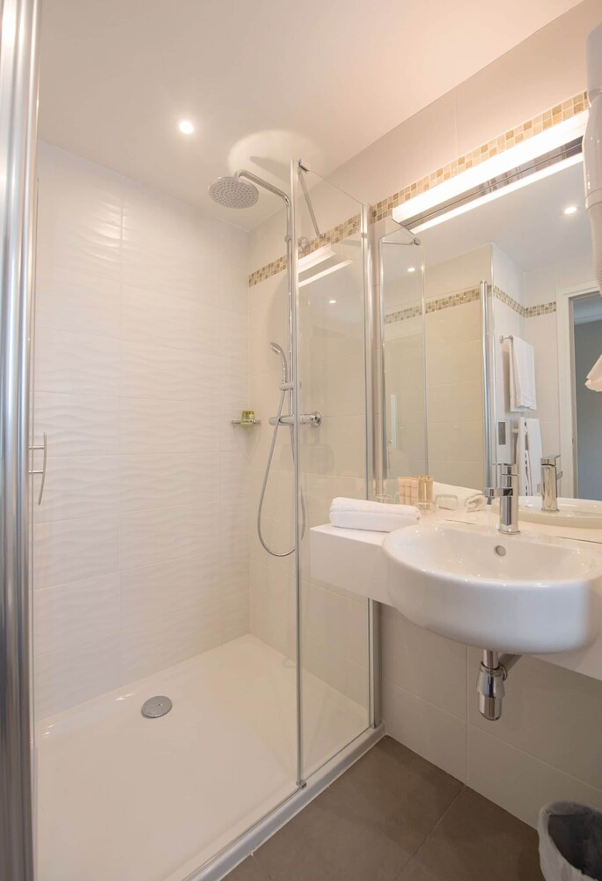 executive quadruple room | bathroom shower
