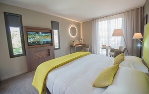 Superior Double Room | Minibar, in-room safe, desk, soundproofing - Hôtel Lou Castelet (Carros)
