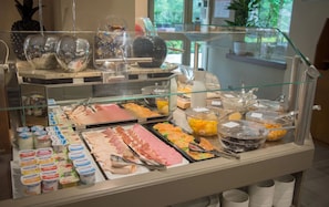Tägliches Frühstücksbuffet gegen Gebühr