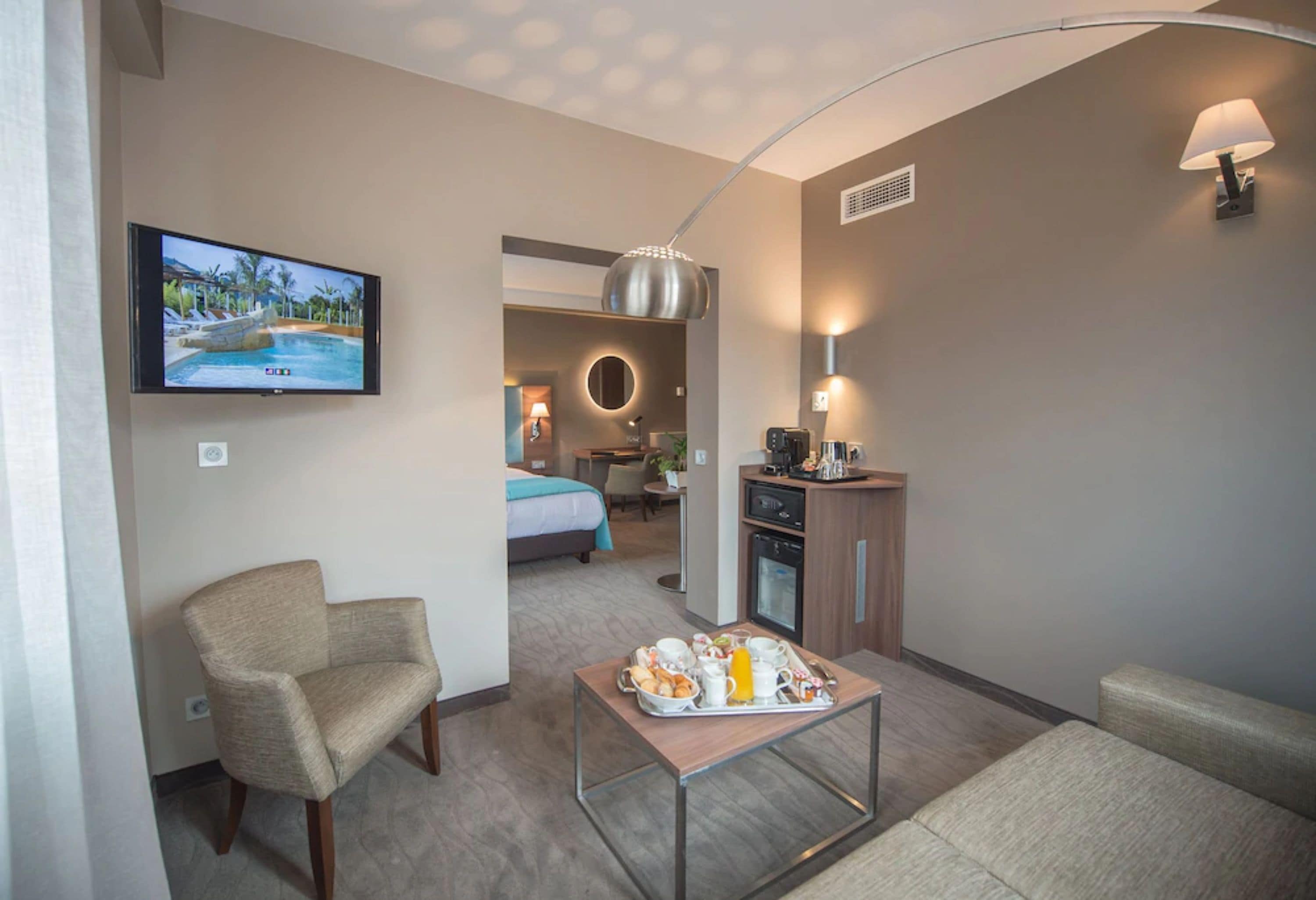 junior suite | living area | flat-screen tv