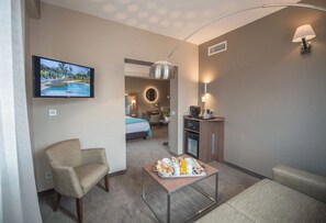 Suite junior | Área de sala de estar | Televisión de pantalla plana 