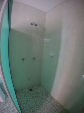 Habitación triple familiar | Ducha del cuarto de baño