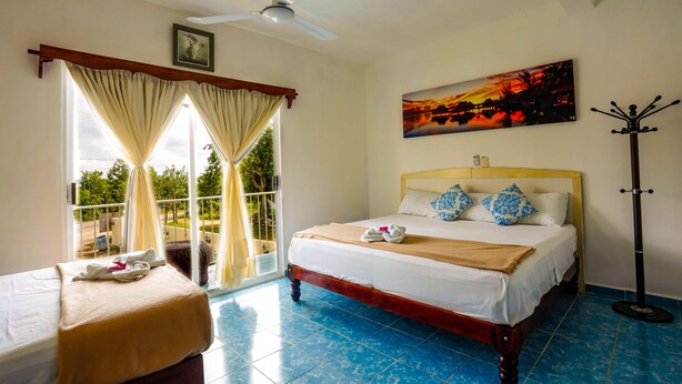 Premium bedding, down duvets, desk, laptop workspace - El Mirador (Bacalar)