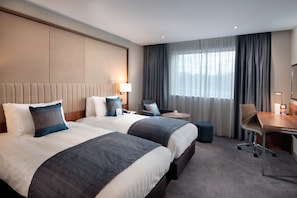Standard Room, 1 King Bed (Walk-In Shower) | Egyptian cotton sheets, premium bedding, minibar, in-room safe - Crowne Plaza London Heathrow T4 by IHG (Hounslow)