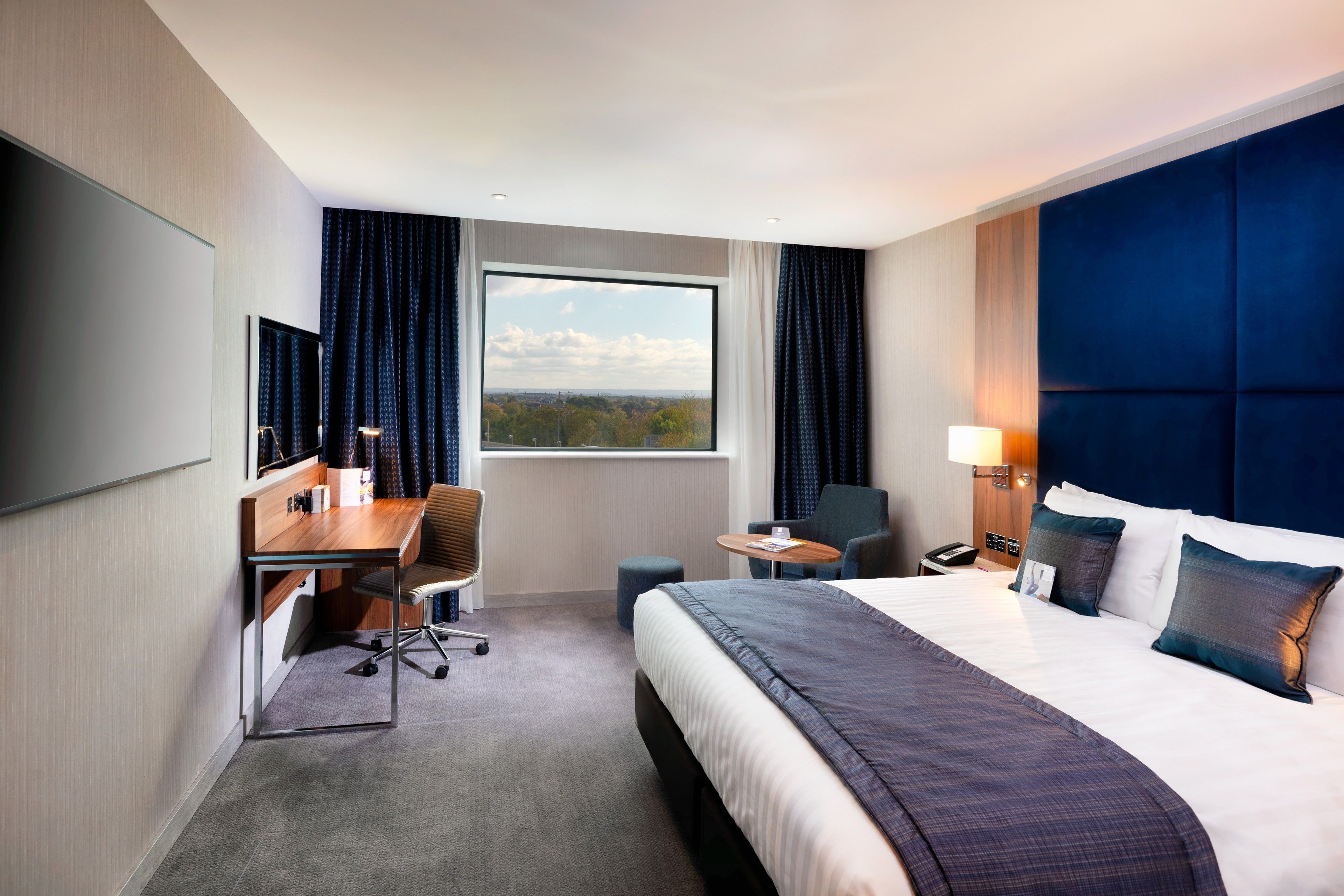 premium room, 1 king bed (club floor) | egyptian cotton sheets, premium bedding, minibar, in-room safe