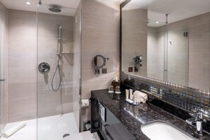 Articles de toilette griffés, séchoir à cheveux, serviettes fournies