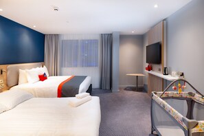Habitación estándar, 1 cama matrimonial y sofá cama (Free Hot Breakfast) | Ropa de cama de alta calidad y caja de seguridad en la habitación