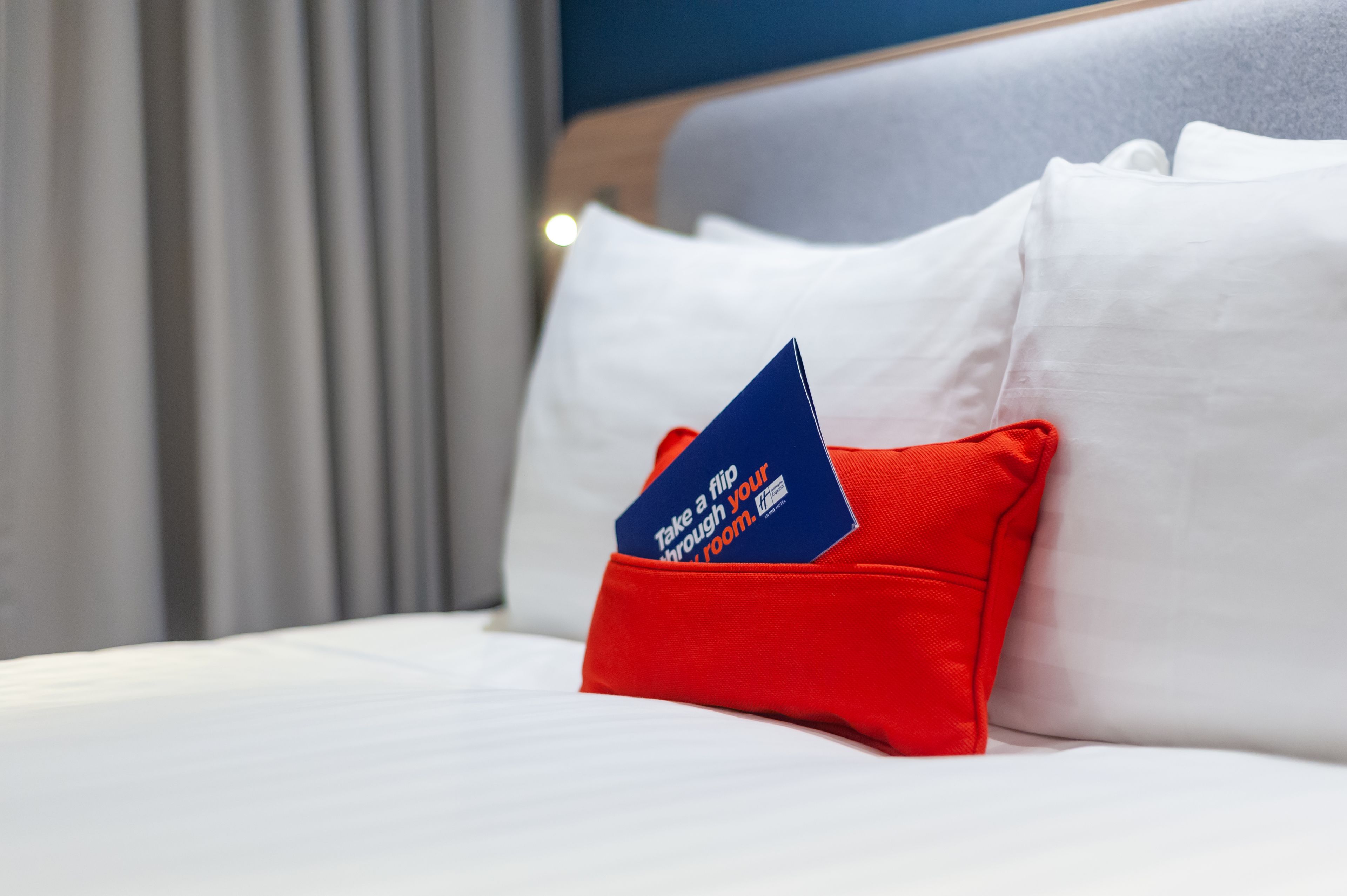 Luxe beddengoed, een kluis op de kamer, een bureau, een laptopwerkplek