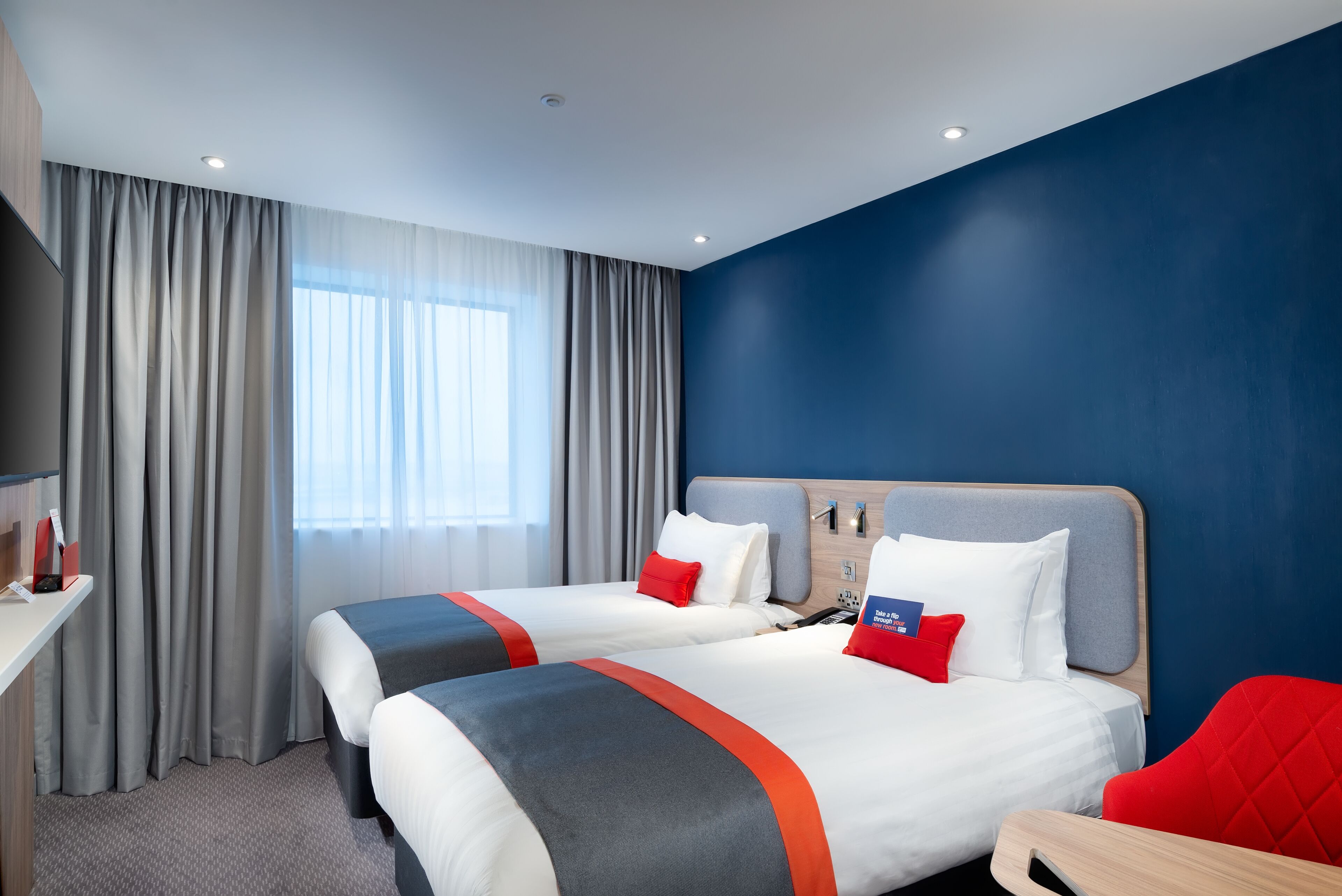 standard room, 2 single beds | premium bedding, in-room safe, desk, laptop workspace