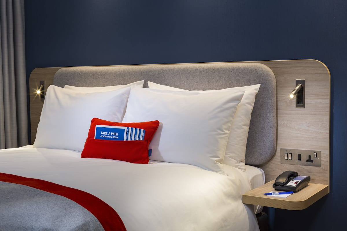 premium bedding, in-room safe, desk, laptop workspace
