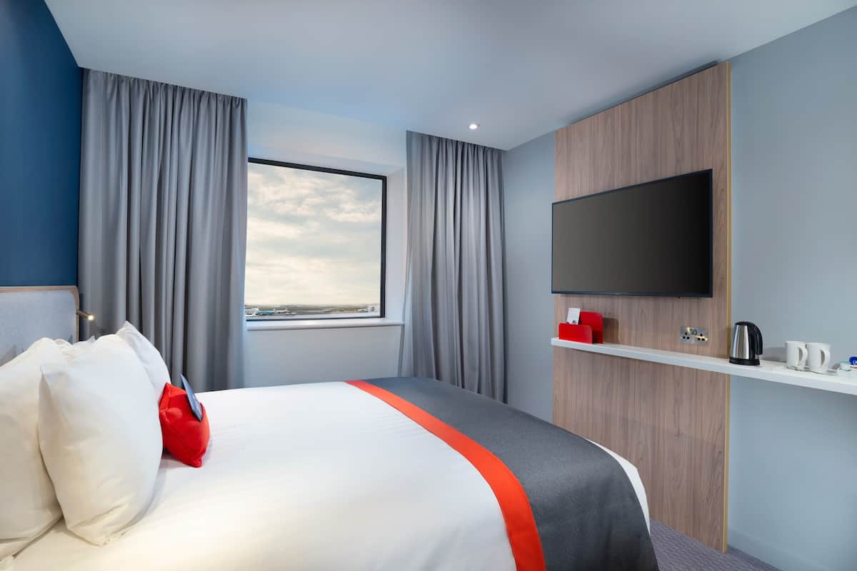Premium bedding, in-room safe, desk, laptop workspace