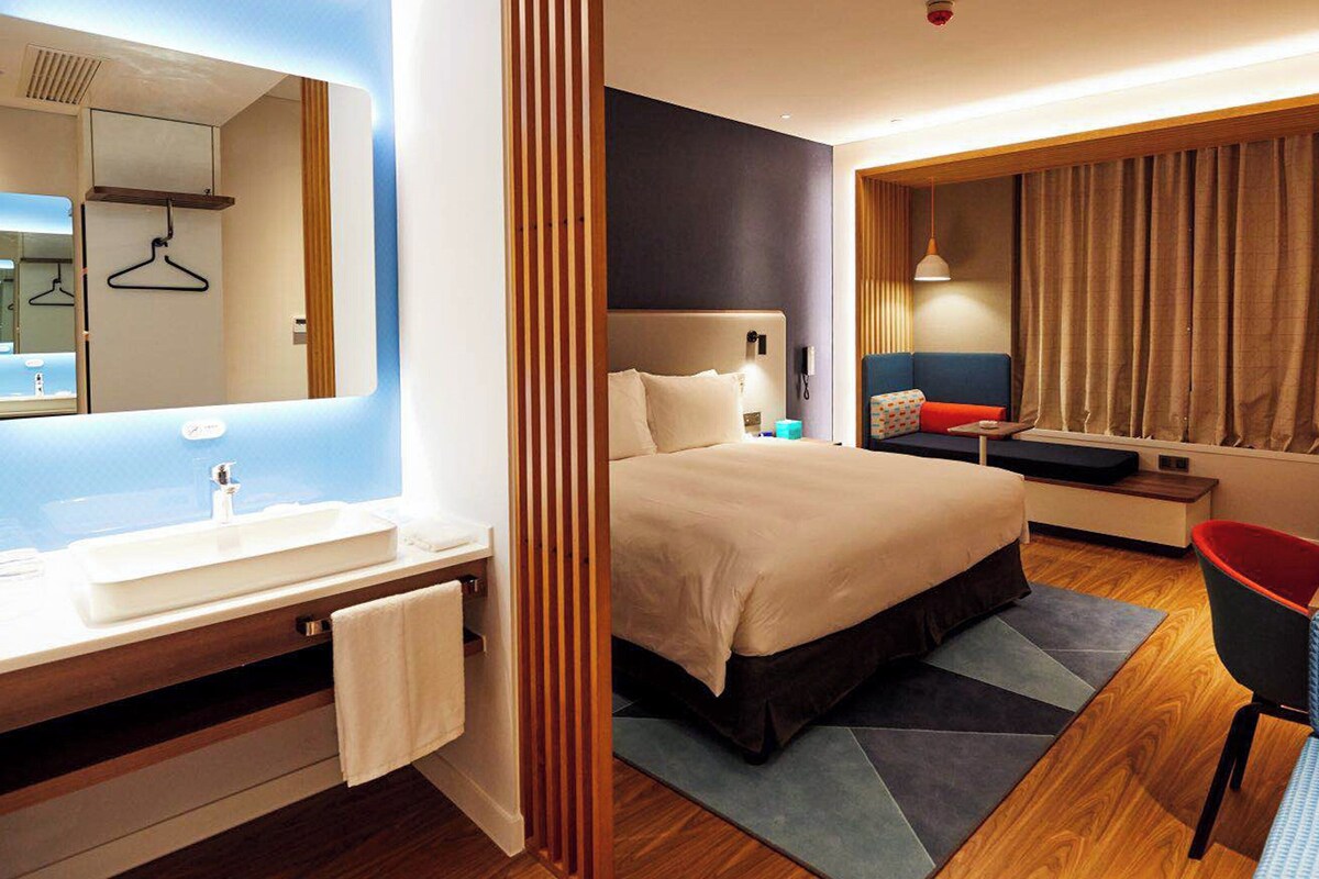 1 King Bed Standard | Premium bedding, minibar, in-room safe, desk
