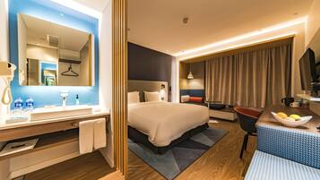 Kamar Standar, 1 Tempat Tidur King (High Floor) | Seprai premium, minibar, brankas, dan meja kerja