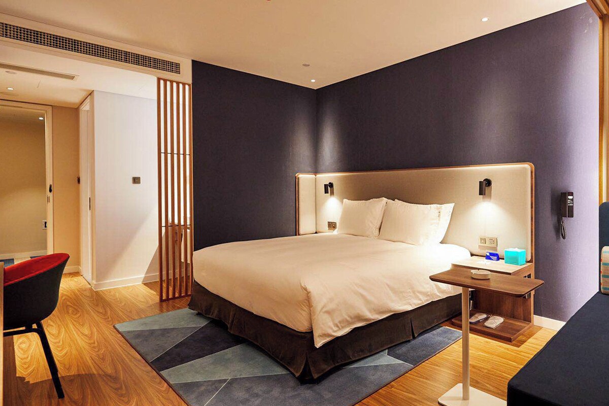 Standard Room, 1 King Bed (High Floor) | Premium bedding, minibar, in-room safe, desk