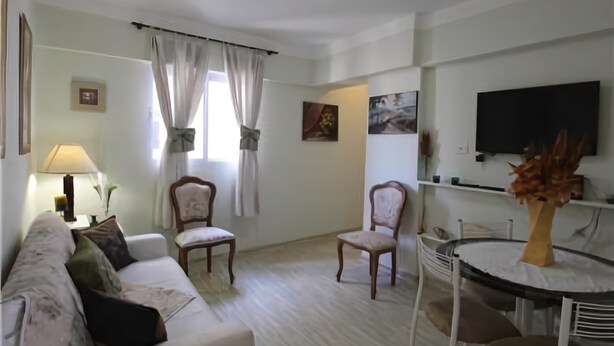 Apartamento standard, 1 quarto | Área de estar | TV