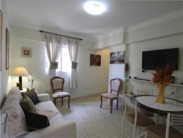 Apartamento standard, 1 quarto | Área de estar | TV
