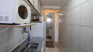 Apartamento standard, 1 quarto | Cozinha privada | Cafeteira/chaleira, geladeira, micro-ondas