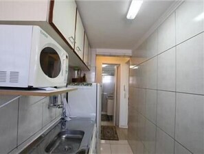 Apartamento standard, 1 quarto | Cozinha privada | Geladeira, micro-ondas, cafeteira/chaleira