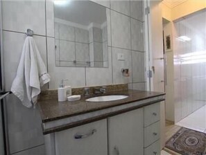 Apartamento standard, 1 quarto | Pia do banheiro