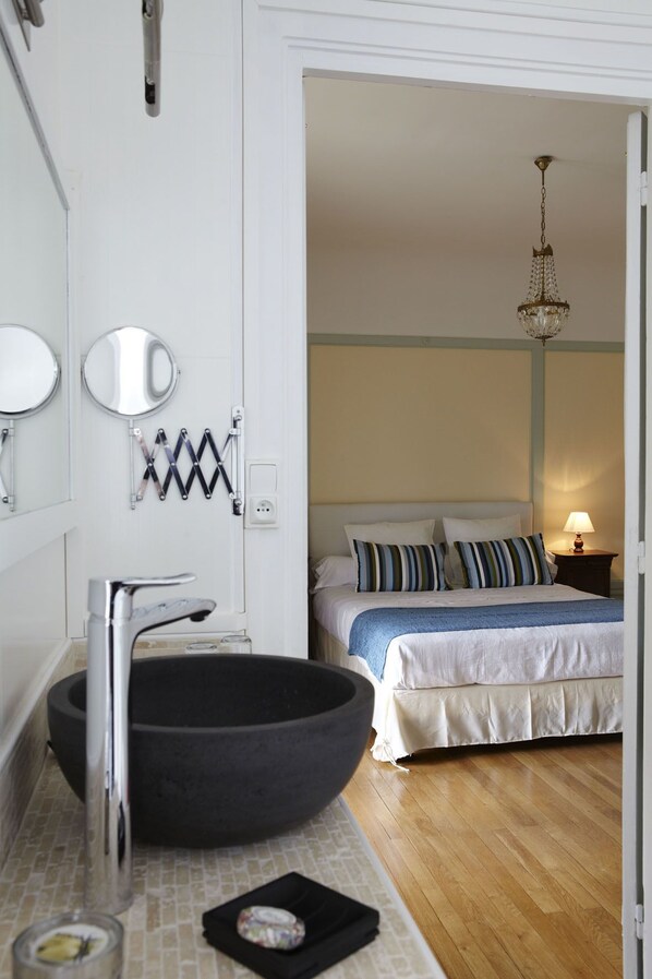 Comfort Double Room | Bathroom sink