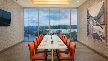 2 restaurants, breakfast, lunch, dinner served; American cuisine