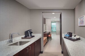 Free toiletries, hair dryer, bathrobes, towels - The Summit Hotel (Cincinnati)