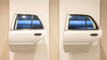 Dos puertas de coche blancas fijadas a una pared.
