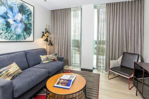 Suite, 1 kingsize-seng med sovesofa | Sengetøy av topp kvalitet, senger med overmadrass og safe på rommet